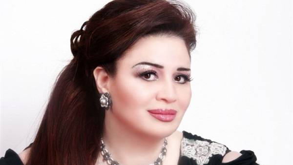 بالفيديو.. فستان إلهام شاهين يعرضها لموقف محرج في مهرجان القاهرة السينمائي