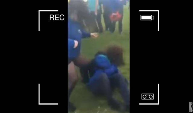 بالفيديو.. شجار عنيف بين طالبتين بتشجيع من زملائهما