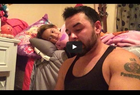 بالفيديو.. رد فعل استثنائي لطفلة يعاني والدها من "التأتأة"