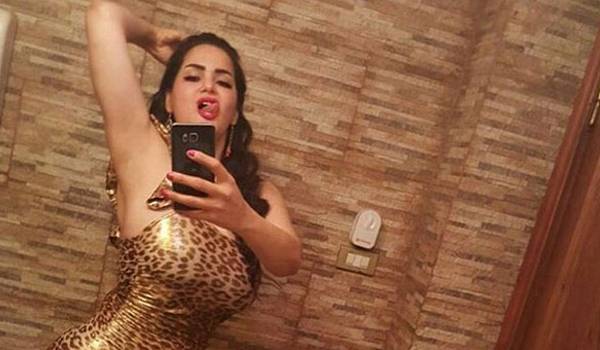 سما المصري تسقط في افتتاح “القاهرة السينمائي” وتخرج لسانها للمصوريين!