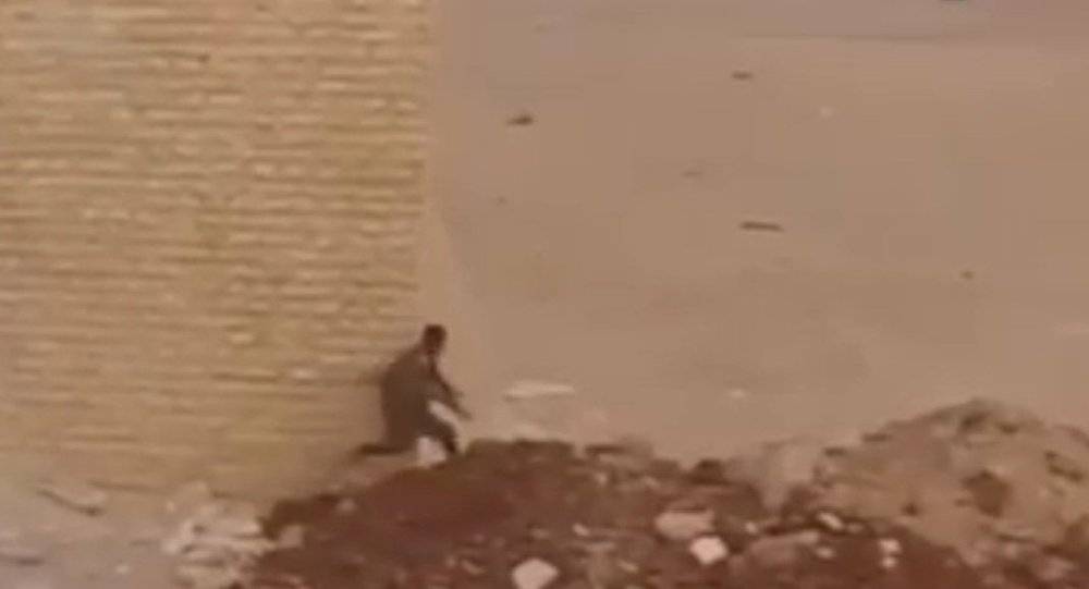 شاهد: جندي سوري ينجو من قذيفة محققة