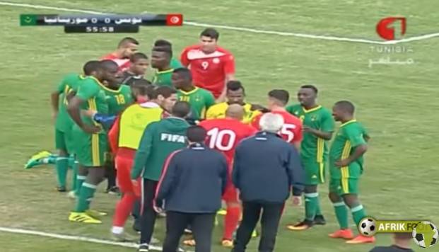 بالفيديو.. لاعب تونسي يعتدي بشكل همجي على منافسه الموريتاني!