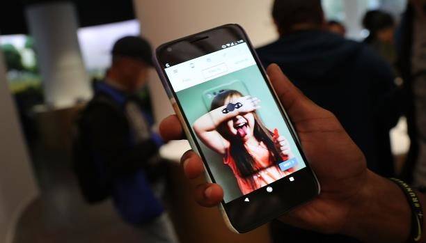 بهذه الطريقة.. تحتفظ بصورك القديمة بكبسة زر