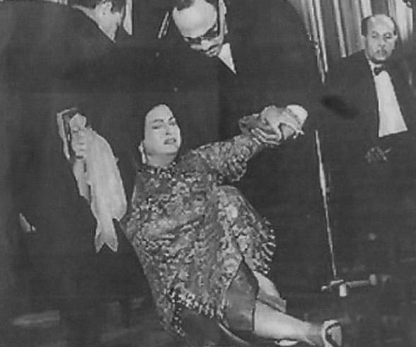 بالصور: 8 فنانات تعرضن لمواقف محرجة وسقطن على الأرض