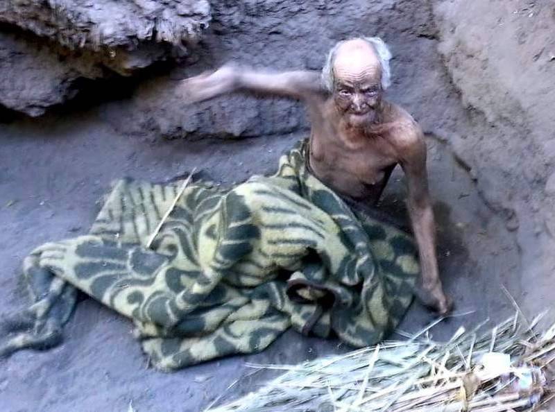 الشيخ “العريان” عاش 60 عامًا عاريًا في حفرة يأكل السمك “الني” وشيعت جنازته بـ”زفة”