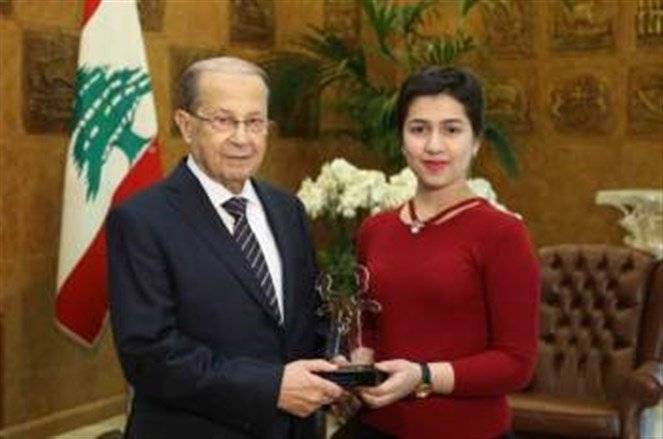 الرئيس عون يحقق امنية شابة مصابة بالسرطان