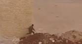 شاهد.. كيف ينجو جندي سوري من موت محقق بأعجوبة