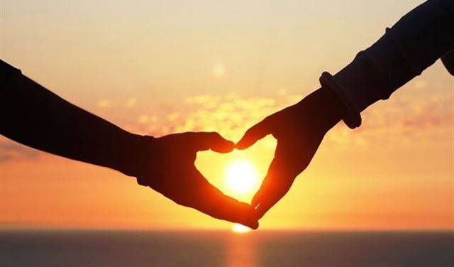 خمسون لفتة صغيرة تعبّر عن حبّك الكبير