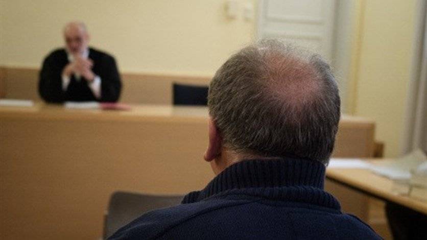 ألماني يهين اللاجئين بلافتةٍ مسيئة خارج متجره وهذا ما حل به
