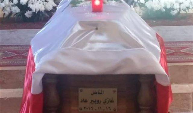 عون يمنح وسام الاستحقاق للمناضل غازي عاد