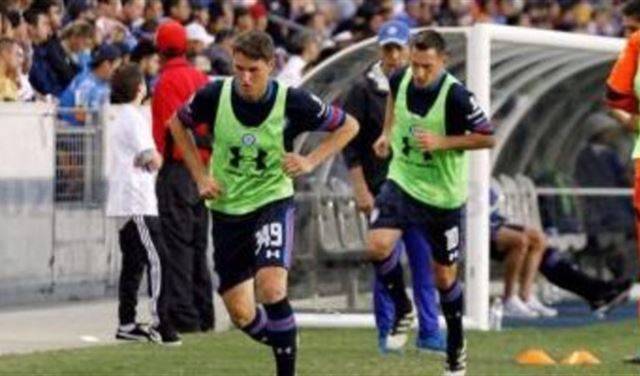 بالفيديو.. أب وابنه في مباراة كرة قدم واحدة