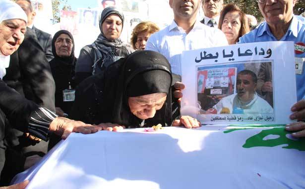 مأتم رسمي وشعبي لغازي عاد في بلدته الدليبة
ورئيس الجمهوريّة يمنحه وسام الشرف الفضّي