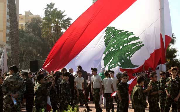 رفع العلم اللبناني
في عيدي العلم والإستقلال
