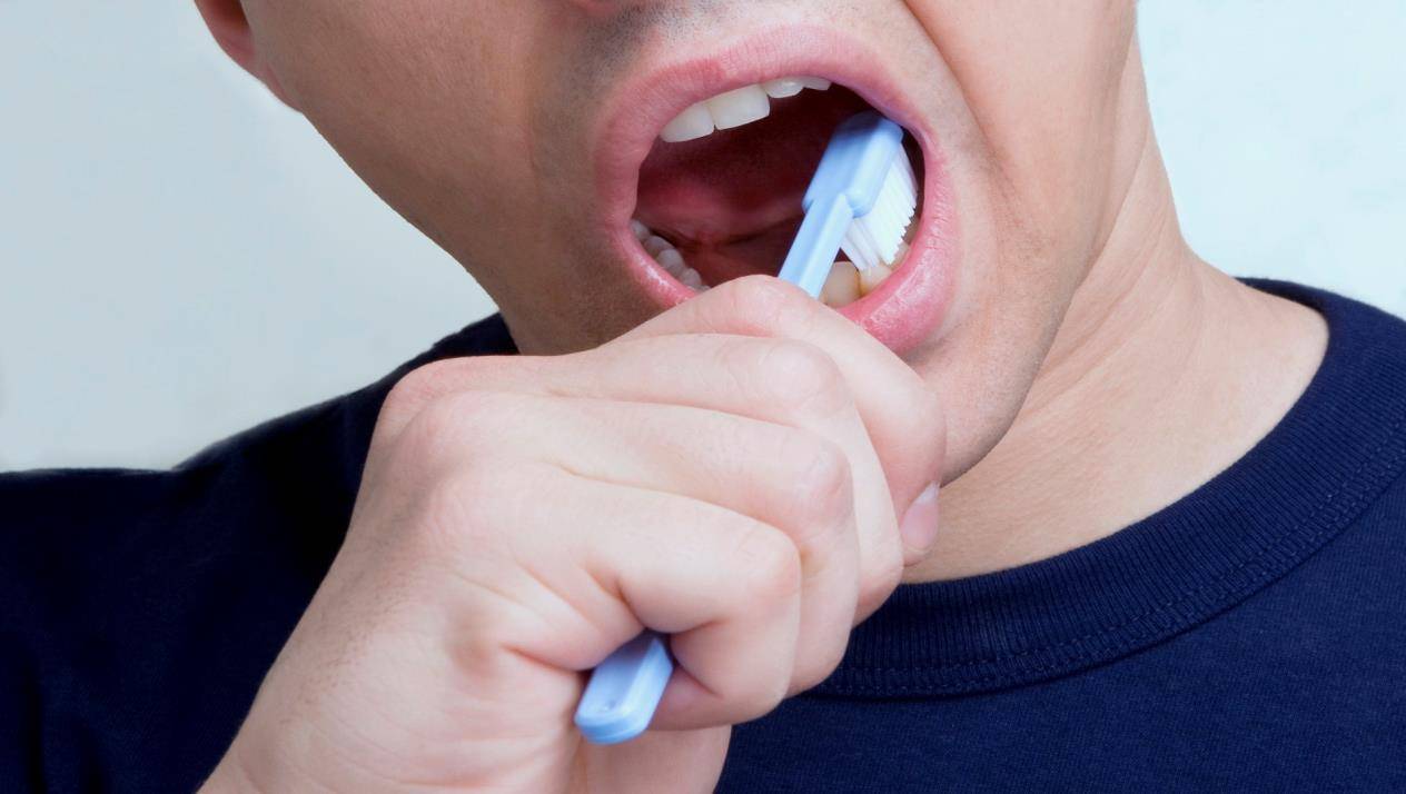ما علاقة تنظيف الأسنان بالجلطة القلبية والخرف؟