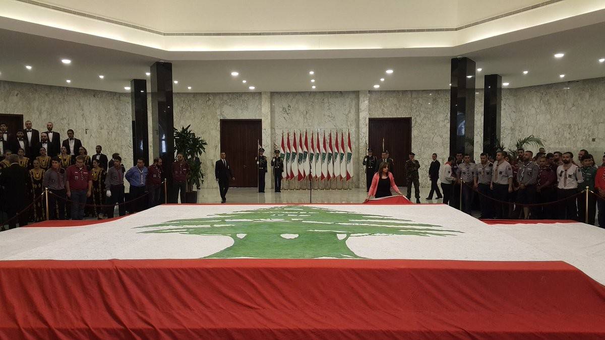 بالصور: "علم الشعب" بتوقيع 126557 لبنانياً