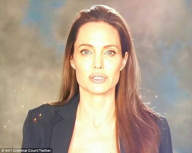 بالفيديو: بعد انفصالها.. أنجلينا تخرج الى الأضواء وهكذا بدت!