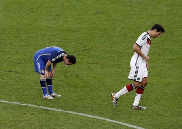 لماذا يتقيّأ ميسي باستمرار داخل الملعب؟