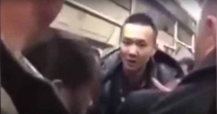 بالفيديو.. شاهد ماذا فعل شاب بحبيبته بعدما بصقت عليه!