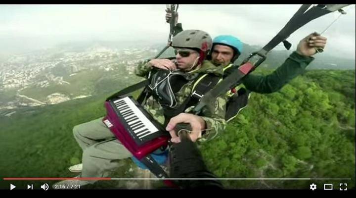 فيديو مُذهل يقطع الأنفاس.. النشيد الوطني اللبناني يعزف في الجوّ!