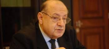 أبي نصر وضع اكليلا من الزهر على ضريح فؤاد شهاب في غزير