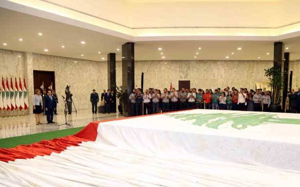 عودة «علم الشعب» الى «بيت الشعب»
رئيس الجمهوريّة لمناسبة عيد العلم:
عزيز علينا لأنه سُجن معنا 15 عاماً