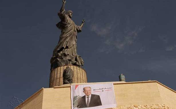 صيدنايا ترفع صورة عون
تحت شخص السيدة العذراء