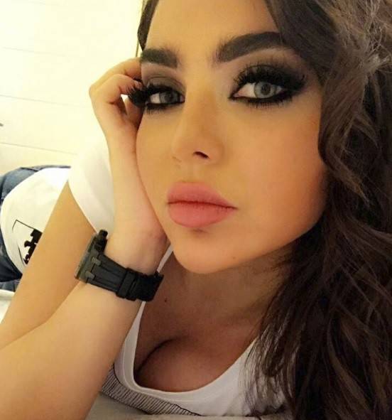 بالصور: قمر تُهدّد بالمسدس: ما تجرّب.. إن لم تكن أسدًا!