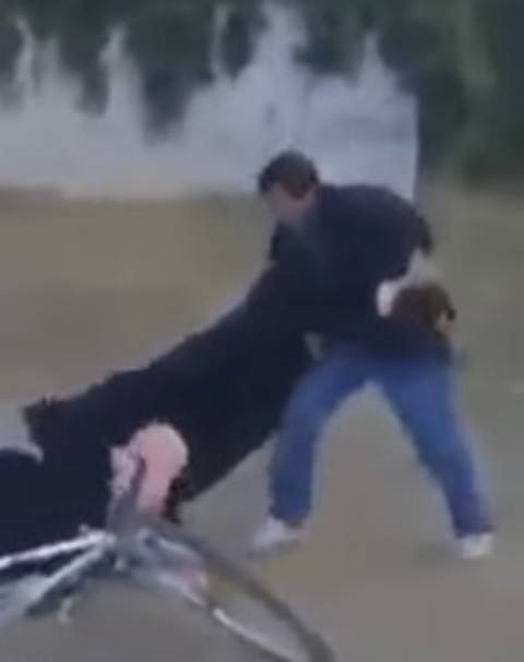بالفيديو.. شاهدوا كيف حاول هذا الرجل ذبح زوجته بالشارع!