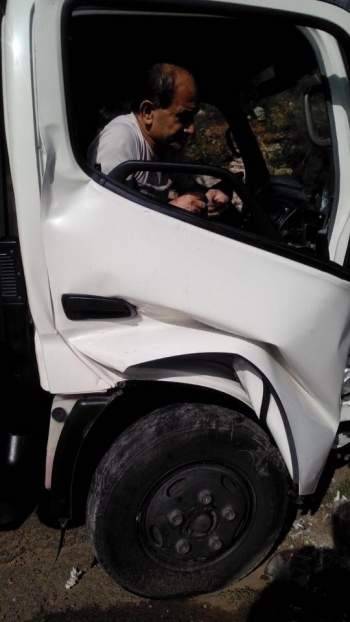 جريح نتيجة اصطدام شاحنة بعامود كهربائي على طريق عام بلونة في كسروان