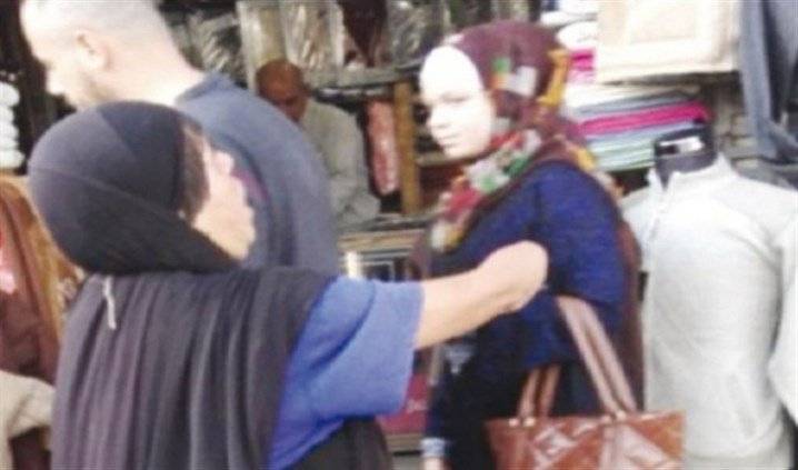 تتسول يومياً وعائلتها تمتلك عقارات وفيلا وسيارات فخمة.. اليكم القصة!