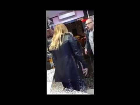 بالفيديو.. عراك عنيف بين رجل وامرأتين داخل مطعم!