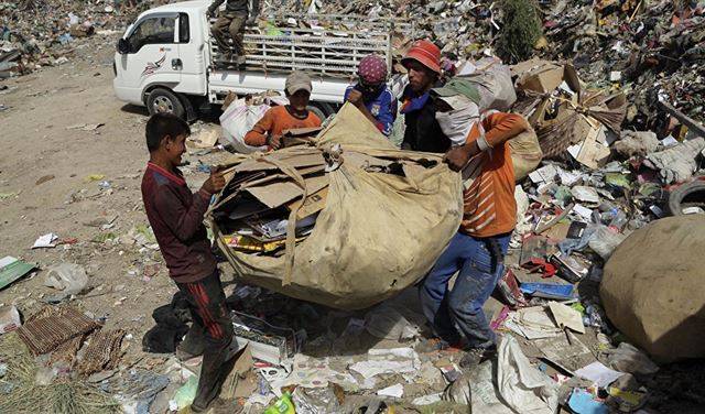 عثروا على صندوق مليء بالدولارات في مكب للنفايات