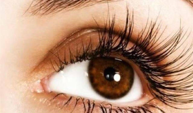 بالفازلين.. احصلي على رموش طويلة