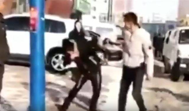 بالفيديو: لم تعجبه الشقة التي أهداها له والداه.. فضربهما في الشارع