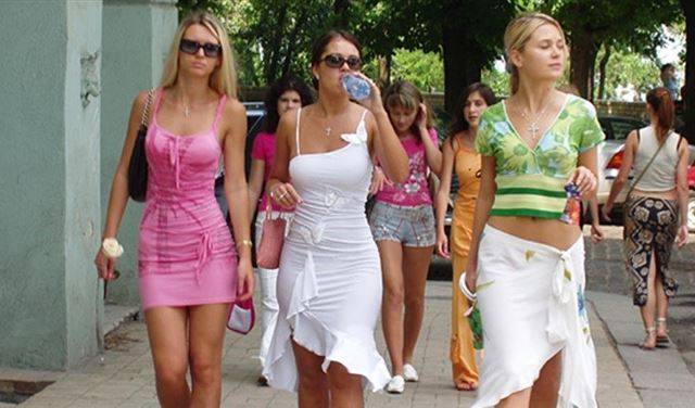 من هي المراة الأكثر جاذبية للرجل؟ السمراء أم الشقراء؟