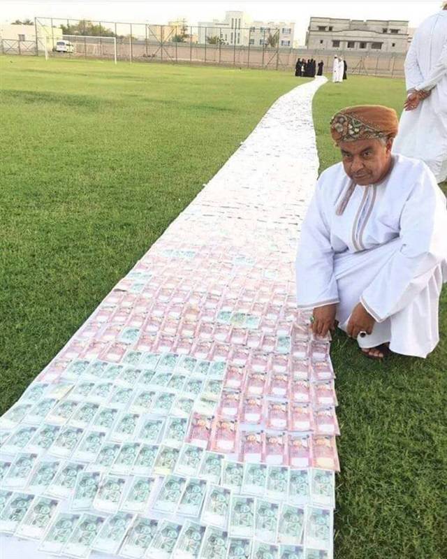 بالصور-  عروس تسير على ممر من عملات ورقية بالملايين!؟