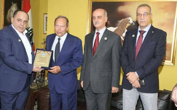 لحود عرض التطورات مع  زوّاره