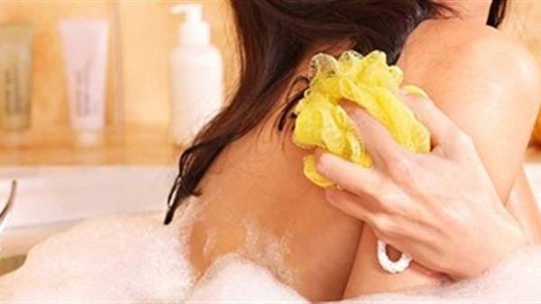 لماذا عليك التخلص من ليفة الاستحمام؟