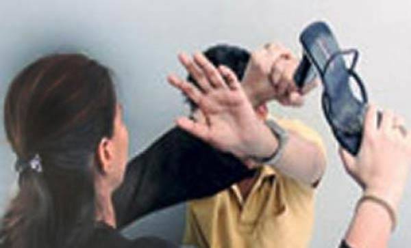 عشرينية تضرب زوجها بالحذاء.. والسبب؟