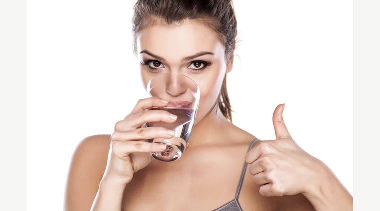 لهذه الاسباب الخطيرة.. لا تشرب الماء أثناء الوقوف!