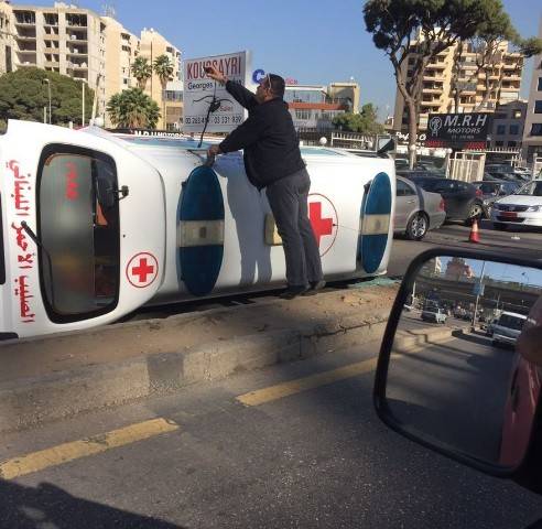 بالصور.. إصابة 3 مسعفين من الصليب الأحمر في حادث سير