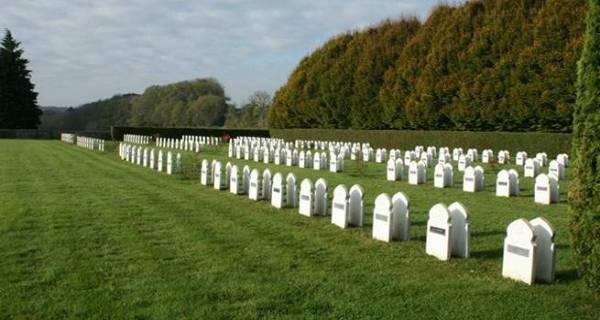 سأموت بعد قليل.. ادفنوني غداً.. هكذا تنبأ فنانون عرب بوفاتهم فتحققت!