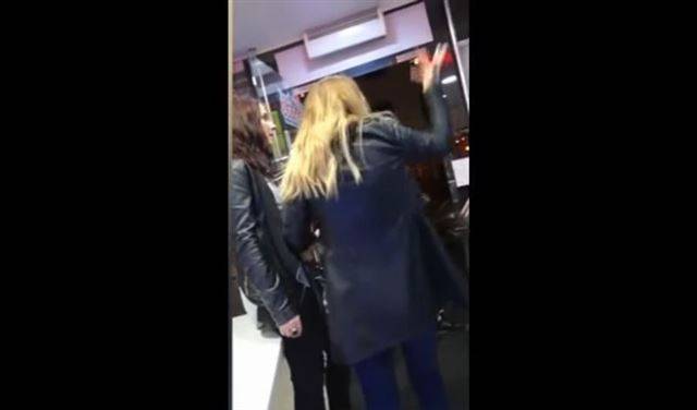 بالفيديو.. عراك عنيف بين رجل وامرأتين داخل مطعم
