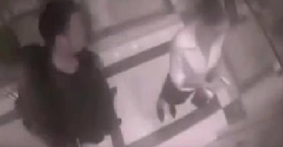حاول التحرش بها في المصعد فحصل ما لم يتوقعه..