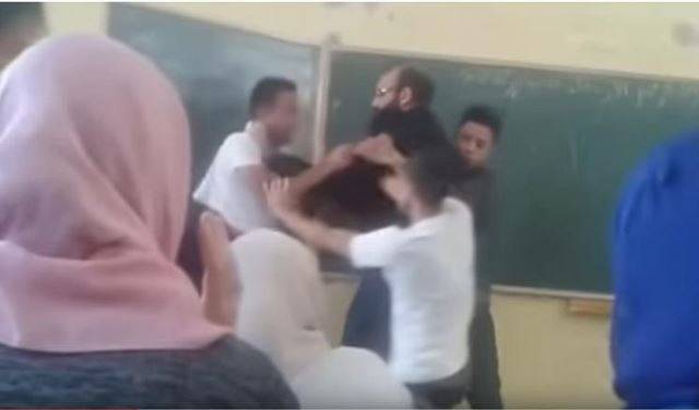 بالفيديو.. أستاذ يتبادل الضرب مع تلميذه