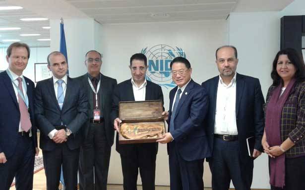تابع زيارته الى فيينا طالباً الدعم لتنفيذ البرامج الصناعيّة
الحاج حسن عرض ويوقع ملفّات تمويل
المناطق الصناعيّة ودعم الصادرات اللبنانيّة