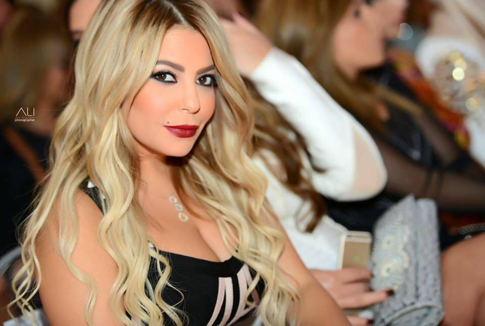 بالصورة - ليليا الأطرش بتنورة زرقاء و"بلوزة" جريئة!