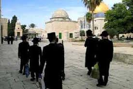 متطرفون يهود يقتحمون المسجد الأقصى 
