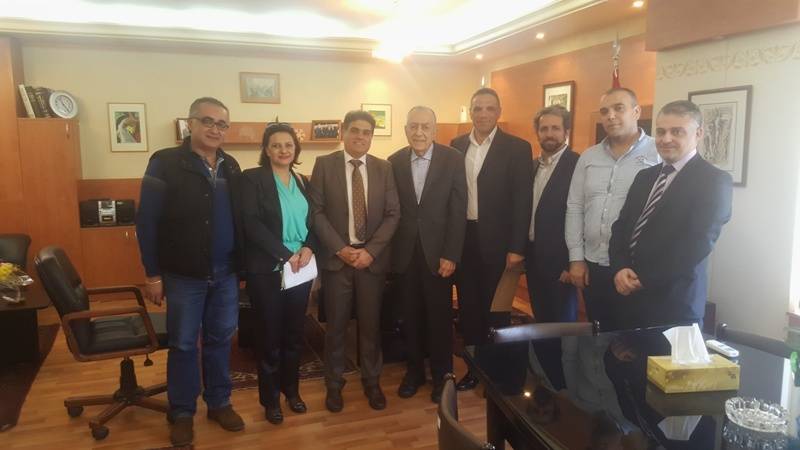 مستخدمو الضمان عرضوا مع زخيا لمطالبهم واستنكروا التعرض لكرامتهم
