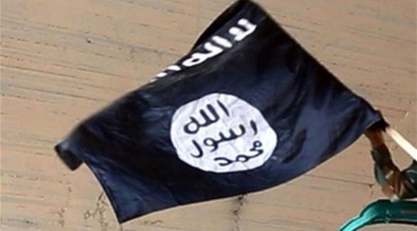 لوّح بعلم أسود فأبلغ عنه جاره بتهمة الانتماء لداعش